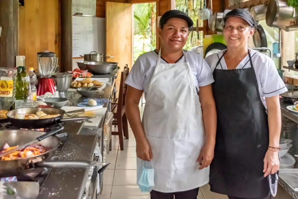 Cooks Maria and Liz at the Macaw Lodge