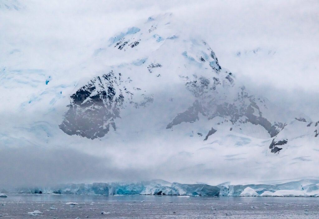 Glaciers and mountains in Wilhelmina Bay