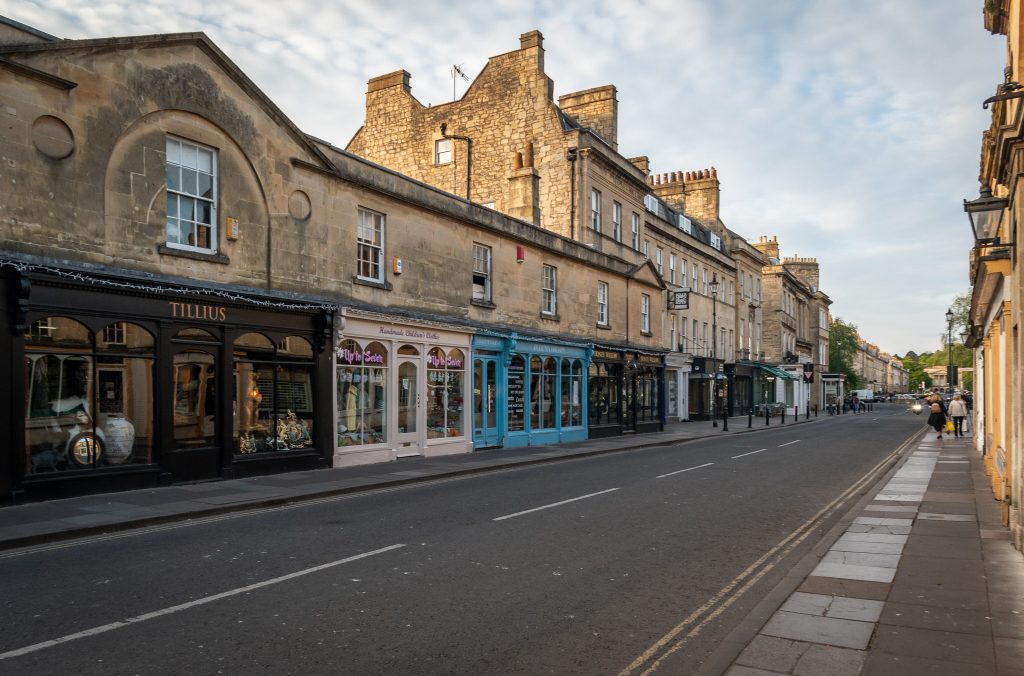 Street and shops crossing Pulteney Bridge