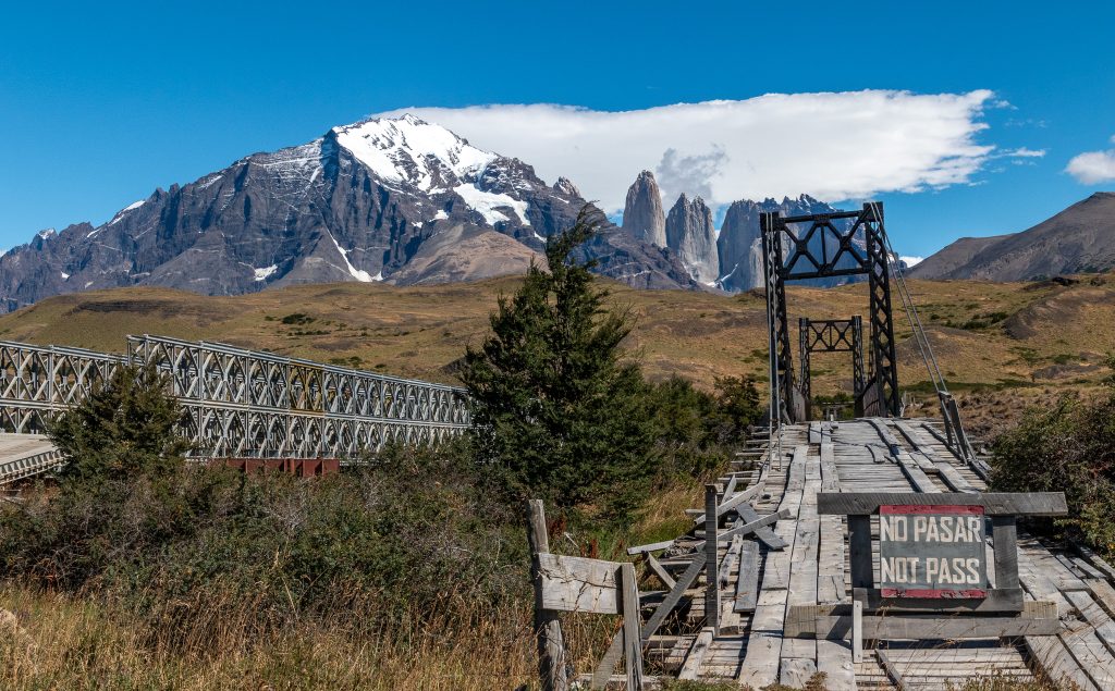 The old and new Puente Laguna Amarga bridges