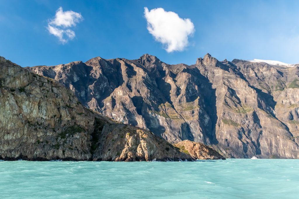 Beautiful mountain scenery along Lago Argentino