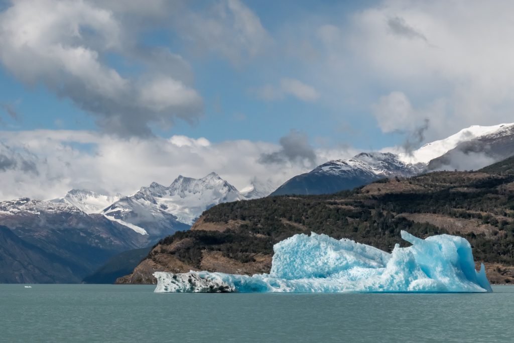 Icebergs and mountain views on Lago Argentina