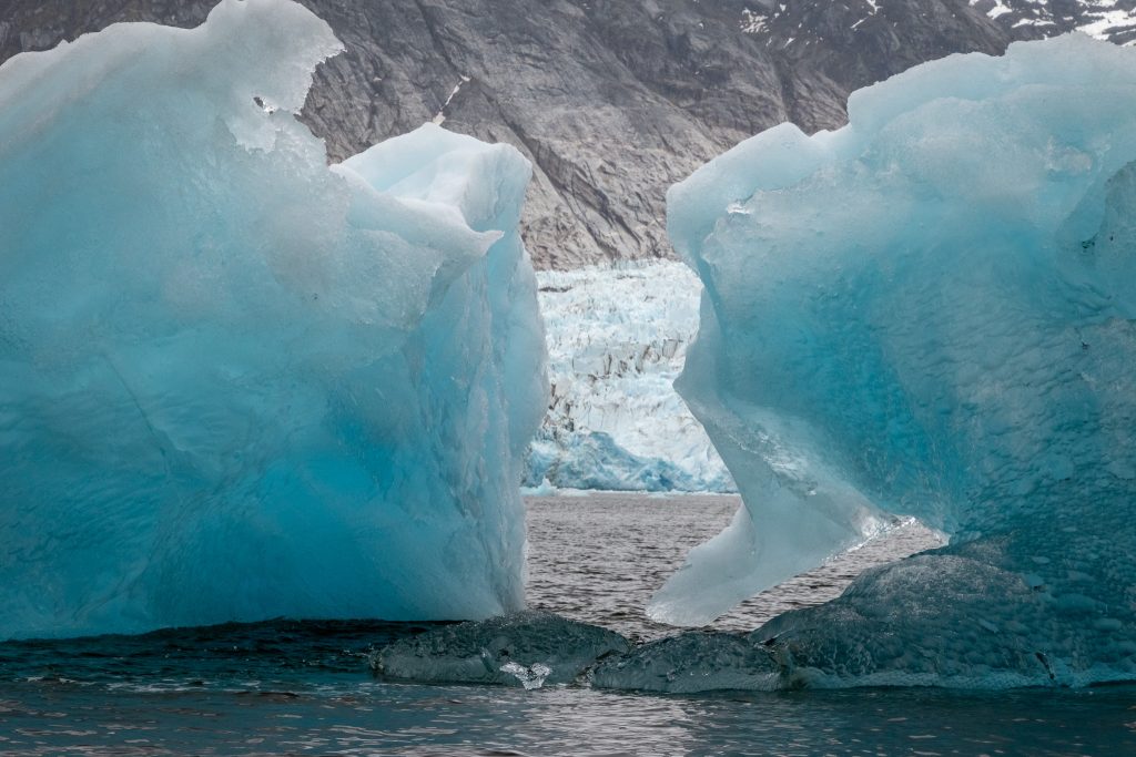 Large icebergs and the Dawes Glacier