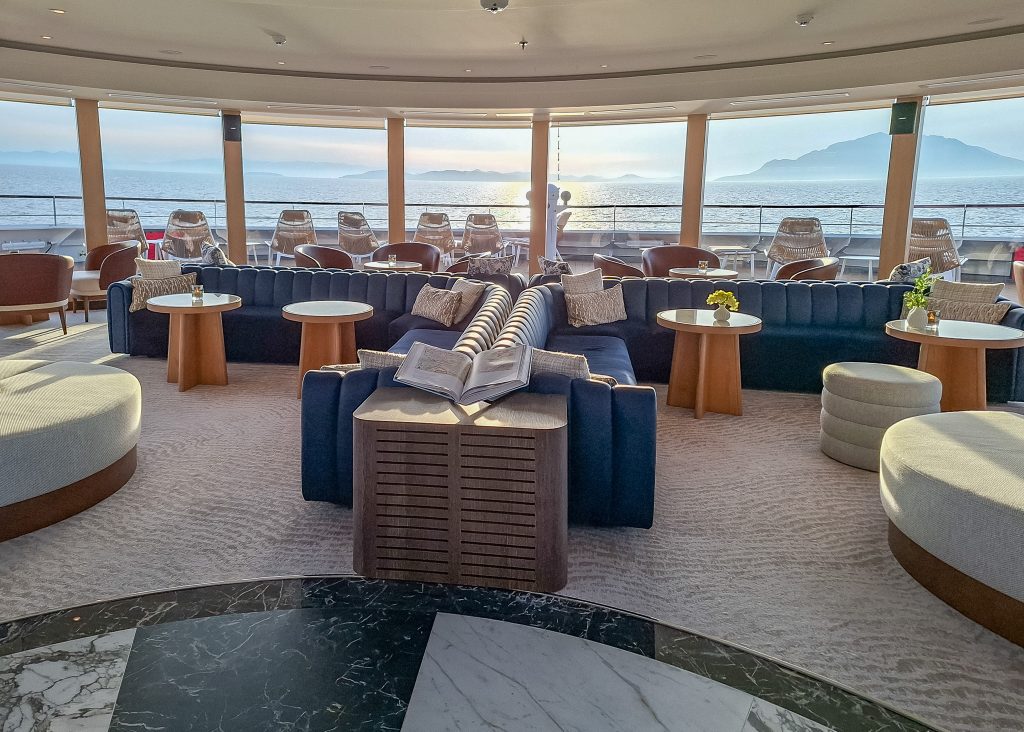 Yacht club lounge on the Star Seeker