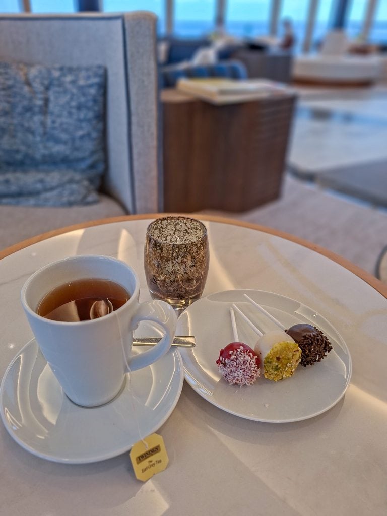 Cake pops and tea as an afternoon break in the Yacht Club