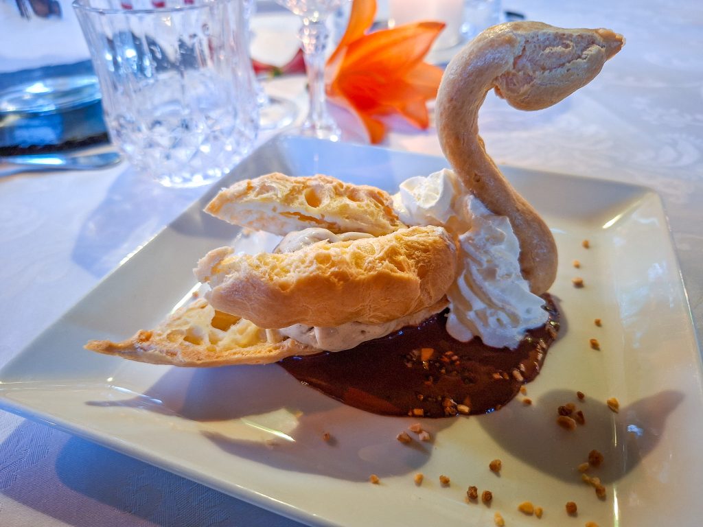 Profiterole dessert