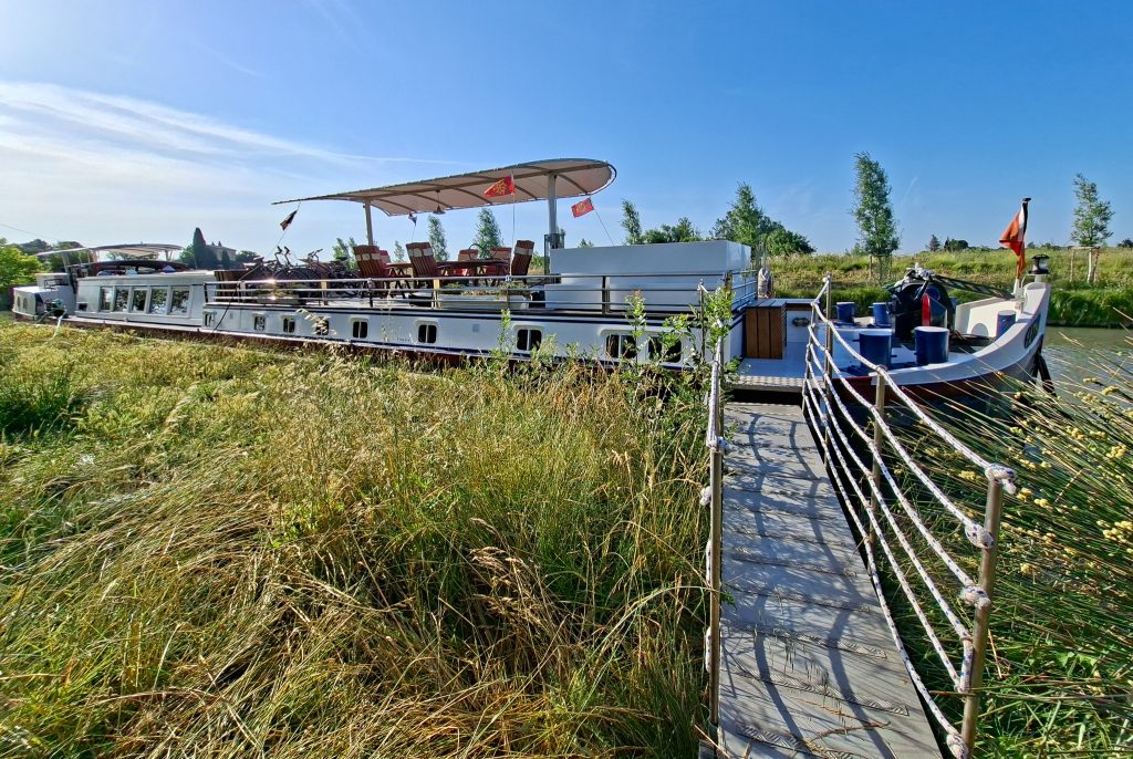 The Athos barge docked at Argeliers