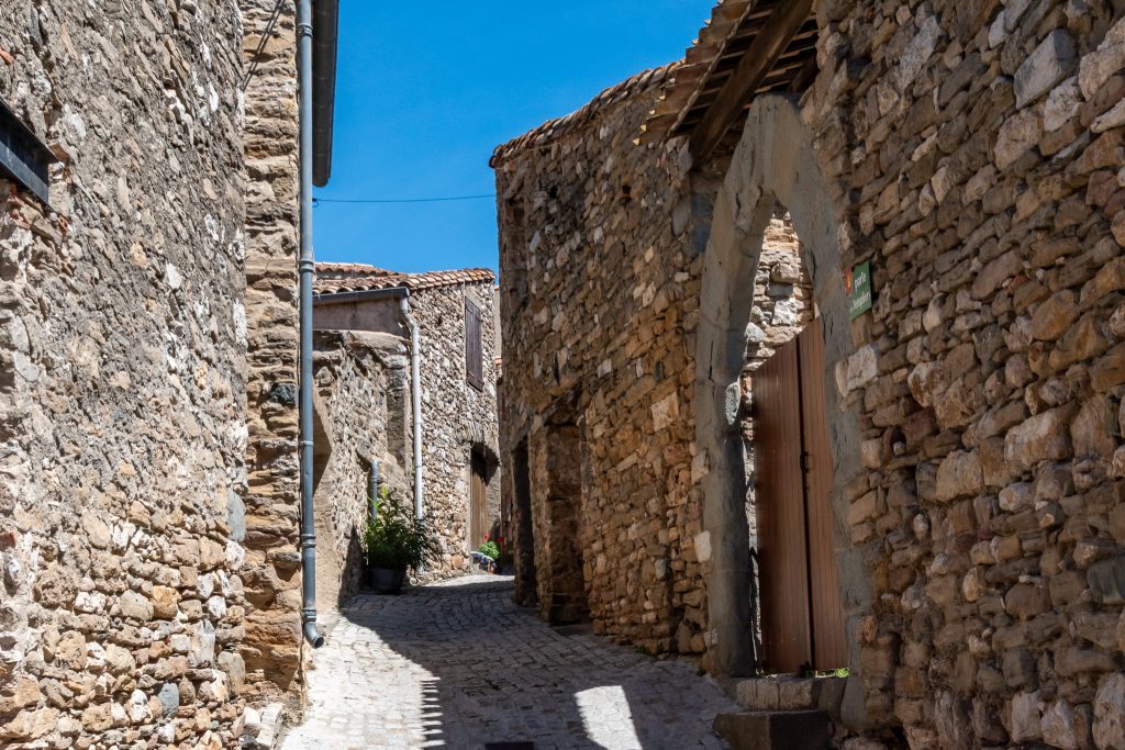 One of the narrow lanes in Minerve