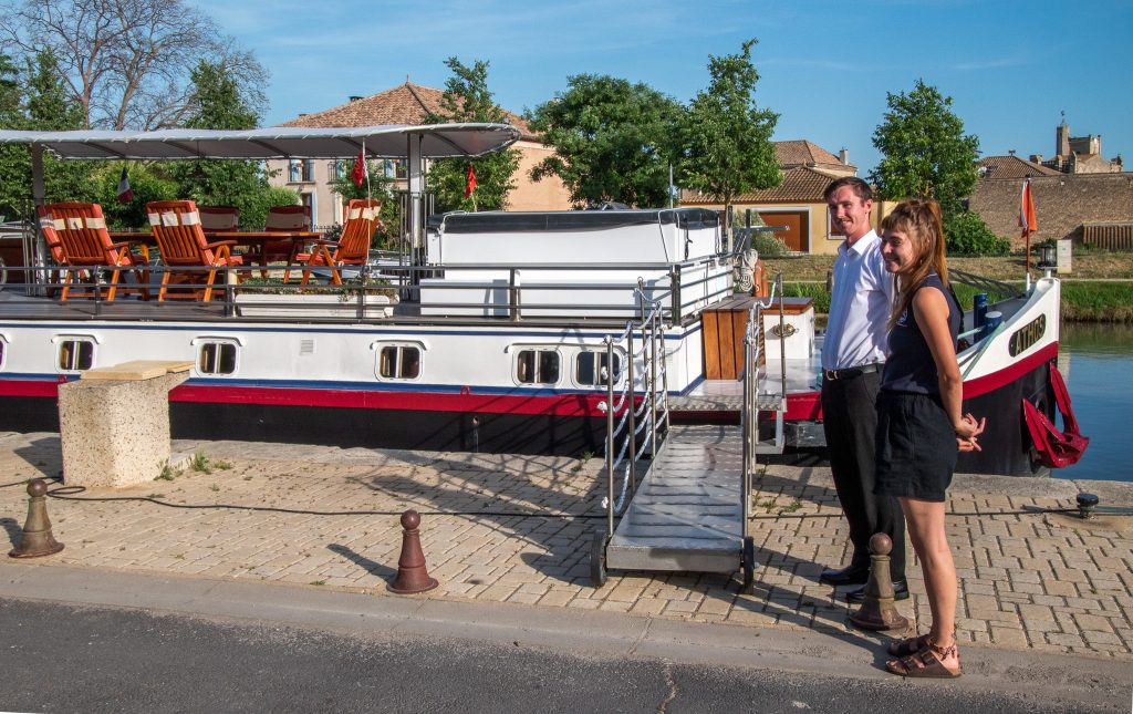 Hosts Finn and Bella greet our barge in Capestang