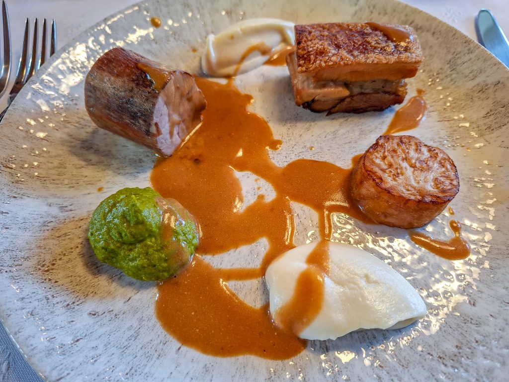 Pork fillet mignon with leek cream