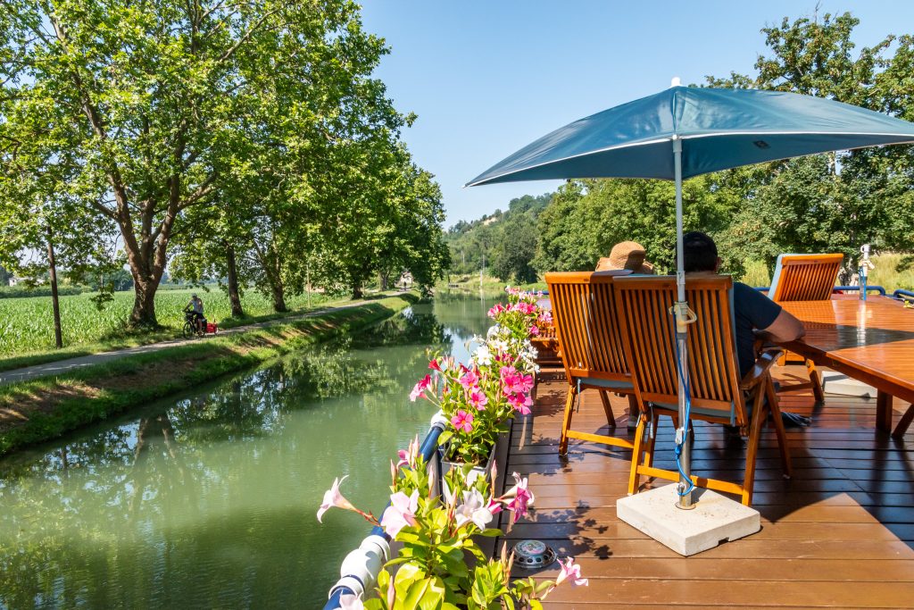 Midday cruise on the Garonne Canal