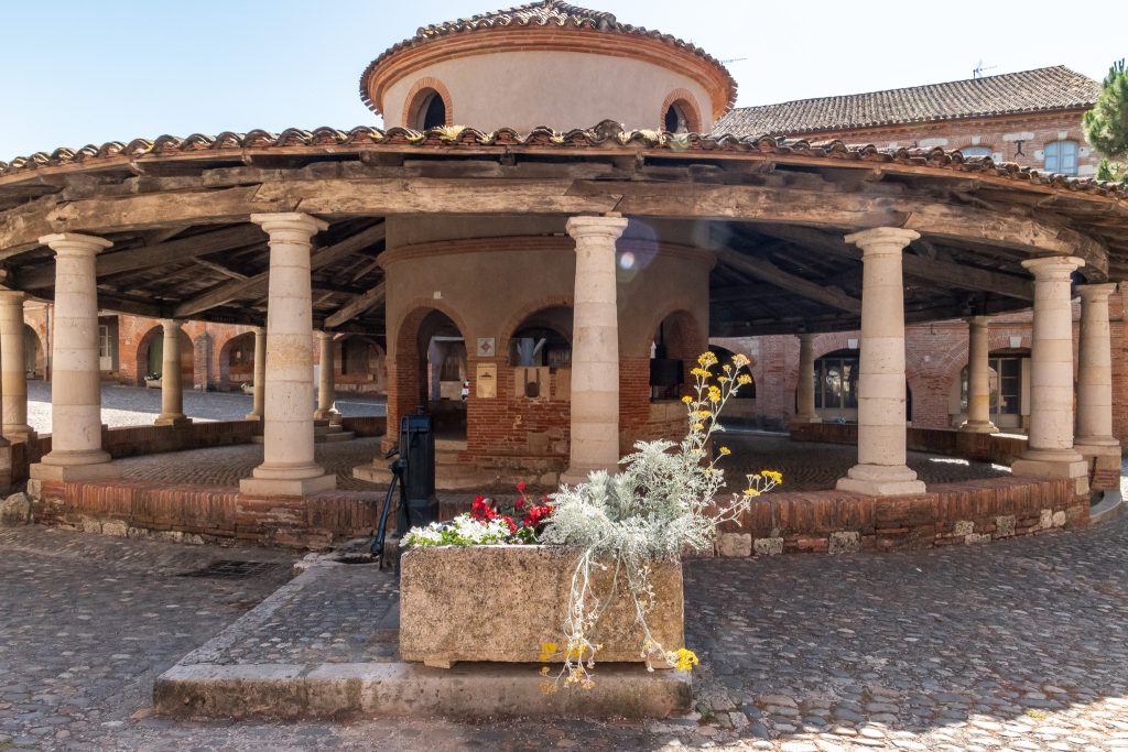 Auvilar and its unique market building