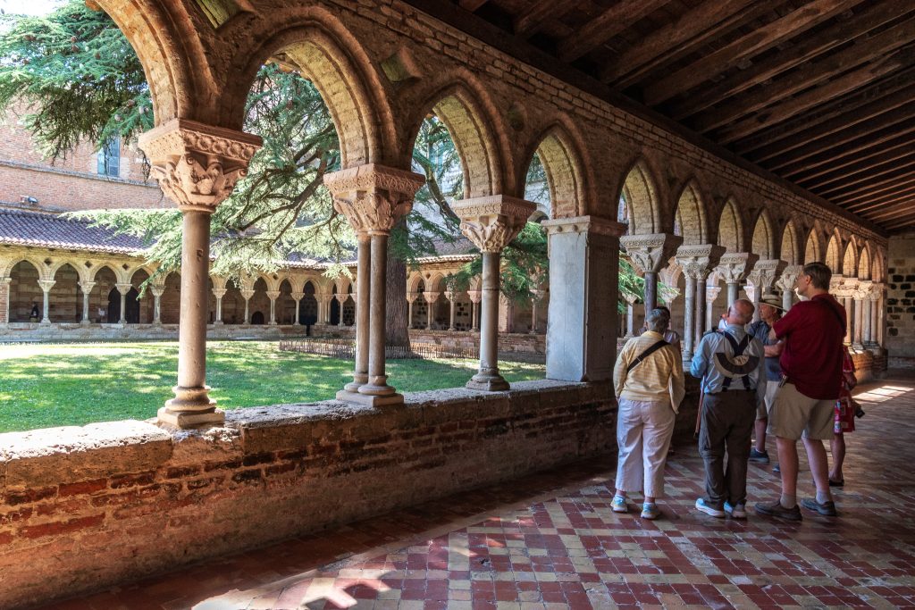 Rosa guest in the St. Pierre Abbey cloister