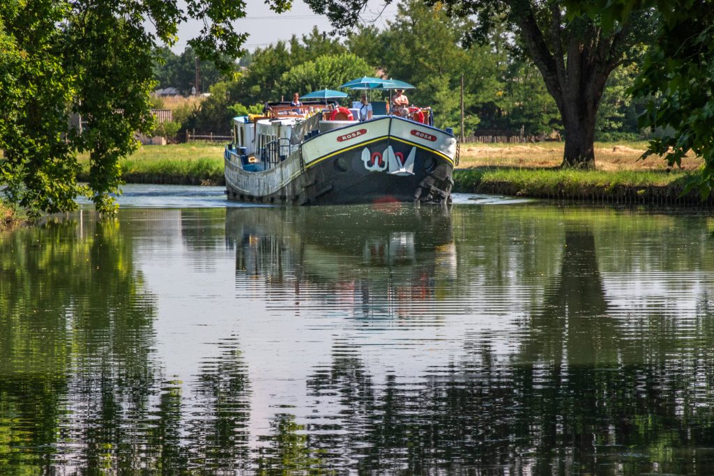 The Rosa cruising on the Garonne canal toward the Tarn aqueduct
