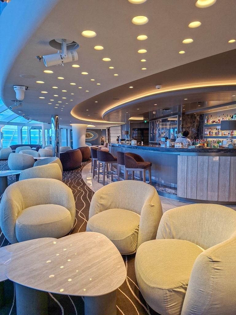 Top Sail lounge and bar